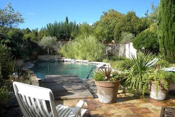 Gîte pour 4 personnes, avec terrasse ainsi que jardin et piscine dans le Gard