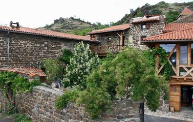 Gîte pour 2 personnes, avec terrasse et jardin à Polignac