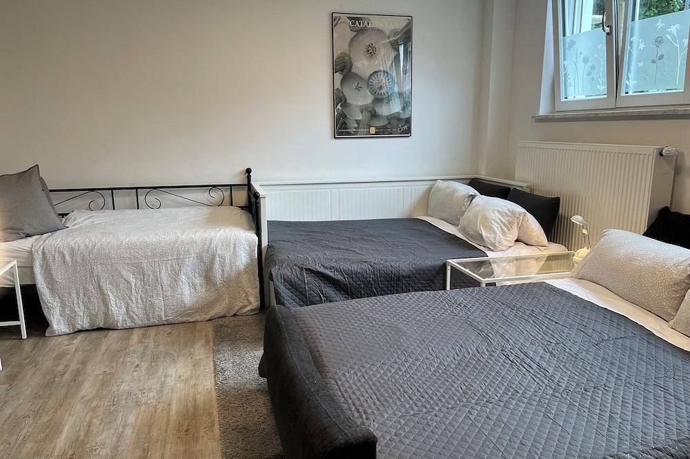 Spacious and quiet 1-bedroom place in Munich. Fully equipped sleeps 7 guests! in München Ramersdorf, München