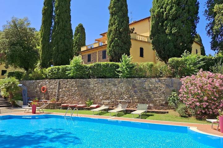 Casa vacanza per 24 persone, con giardino e idromassaggio, con animali domestici in Radicofani