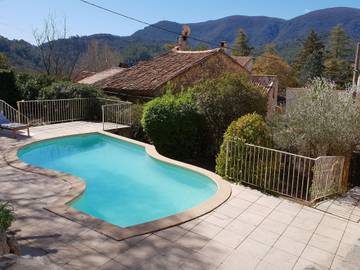 Location de vacances pour 5 personnes, avec piscine et jardin à Méounes-lès-Montrieux