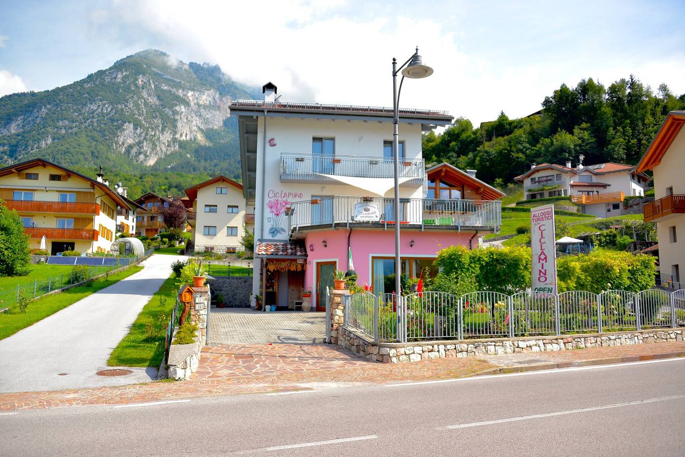 Appartamento intero, Appartamento per vacanze Ciclamino Standard Vittoria. Vista sulle montagne, Wi-Fi e giardino in Dorsino, Dolomiti di Brenta