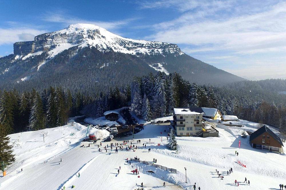 Entire apartment, 4-6 Pers apartment in the heart of the Chartreuse at the foot of the ski slopes in Sarcenas, Isère