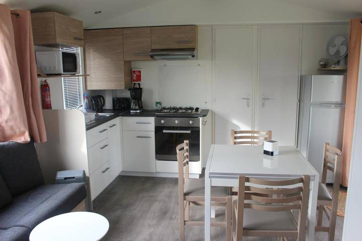Camping pour 8 personnes, avec piscine ainsi que terrasse et vue