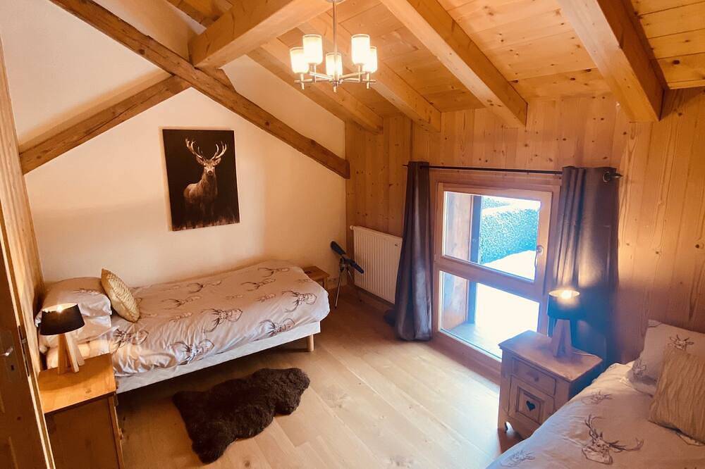 Nestled between the mountains and the lake you will find this charming chalet! in Seytroux, Thonon-les-Bains und Umgebung