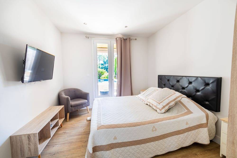 Villa Carla: Contemporary country house with private pool in Bédarrides, Vaucluse
