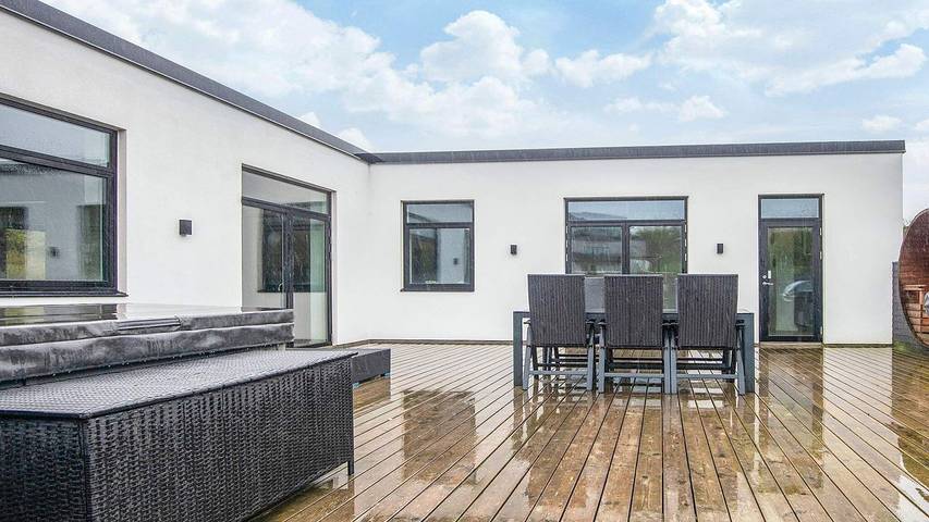 Ferieudlejning for 13 personer, med jacuzzi og pool såvel som terrasse og sauna i Ebeltoft