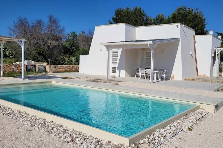 Villa con piscina per 4 persone, con terrazza e piscina nonché vista oceano in Puglia