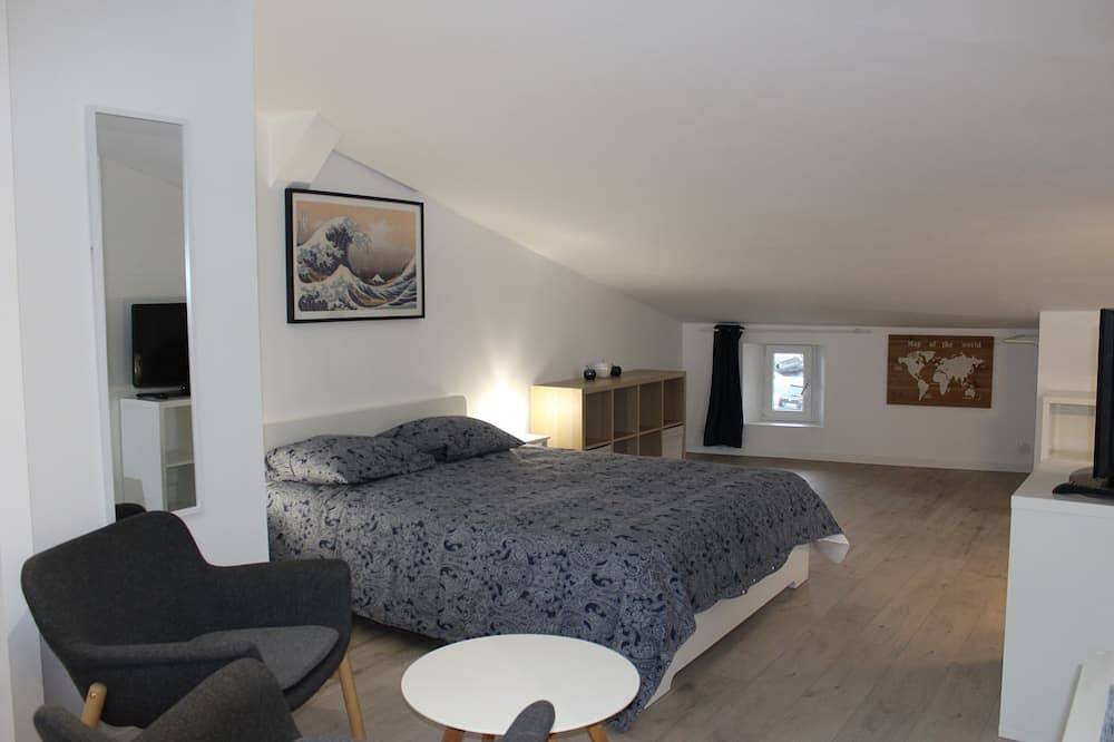 Appartement entier, Grand studio neuf, Cuers centre, avec parking. in Cuers, Côte méditerranéenne (France)