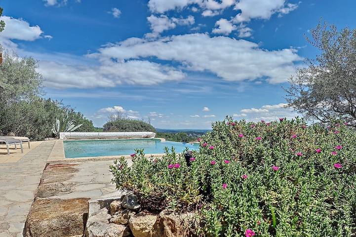 Location de vacances pour 4 personnes, avec Terrasse ainsi que Jardin et Piscine à Anduze