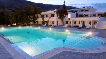 Hôtel pour 2 personnes, avec jardin ainsi que piscine et vue dans Adamas