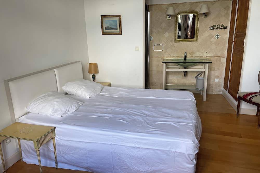 Chateau with swimming pool for 14 people in the middle of the vineyards in Cazouls-lès-Béziers, Mittelmeerküste (Frankreich)
