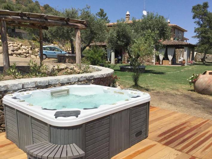 Apartahotel para 2 personas, con jardín además de terraza y jacuzzi en Cerdeña