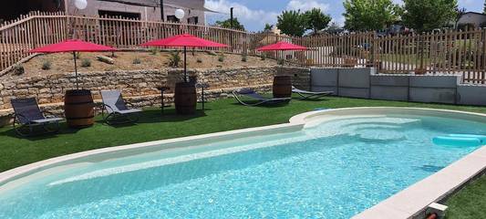 Camping pour 2 personnes, avec terrasse ainsi que piscine et jardin, animaux acceptés près du Canal du Midi