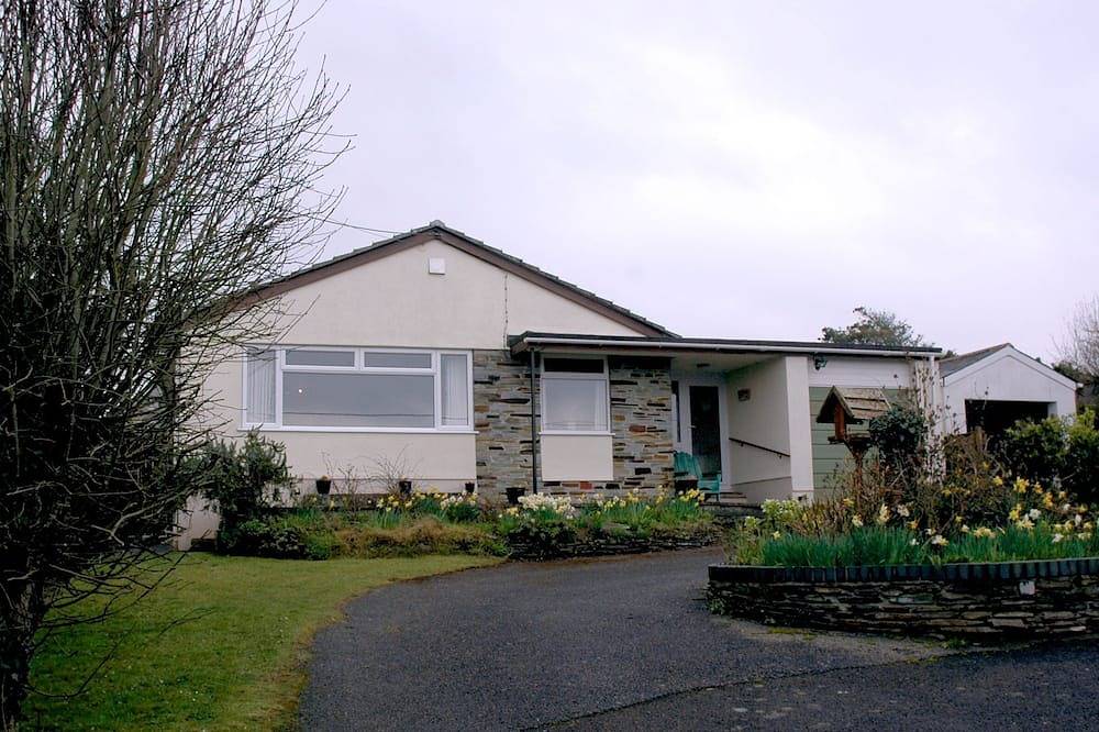Family Friendly Comfortable Holiday Home in Trevone, Cornwall