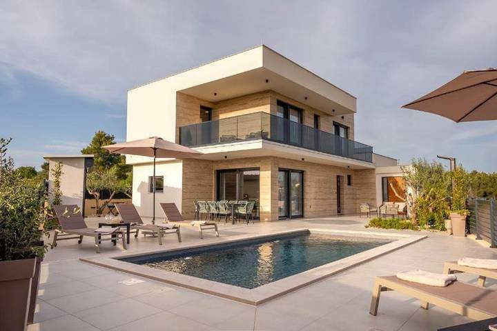 Villa pour 7 personnes, avec piscine ainsi que vue et jardin à Brodarica - 4