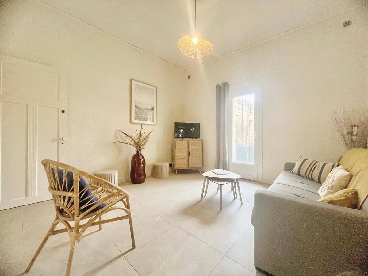 Appartement entier, Le Cocon - Rénové, Clim, Terrasse, Wifi, Hypercentre, 5 personnes in Miramas, Côte méditerranéenne (France)