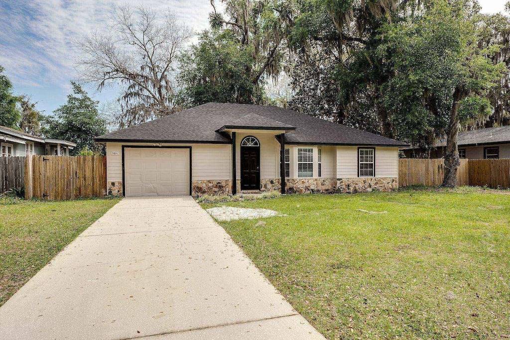 In Green Cove Springs, Fenced Bikes, Boat/Rv Parking, Near Public Ramp, Seasonal Pool, Dogs Ok in Clay County (FL)