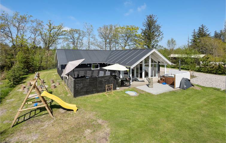 Ferienhaus für 12 Personen, mit Terrasse und Whirlpool sowie Sauna, mit Haustier