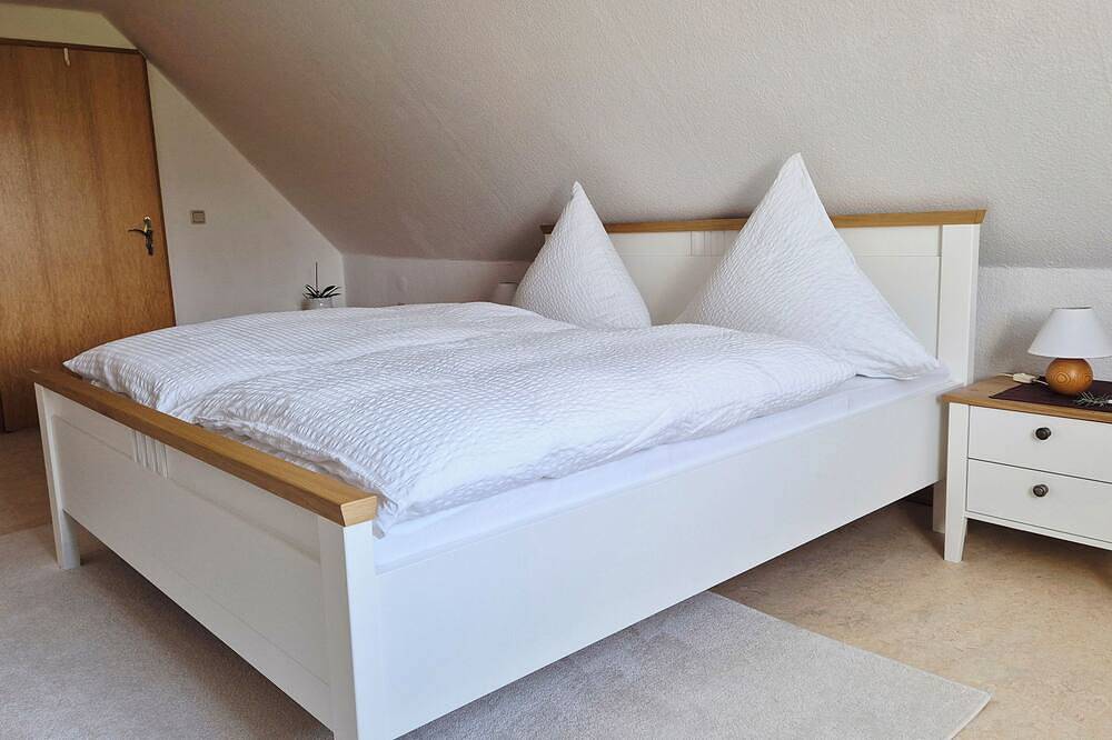 Ferienhaus Hummel-Nest, Terrasse, Nähe Dresden, 2 Schlafzimmer, 4+1 Personen in Laußnitz, Oberlausitz-Niederschlesien