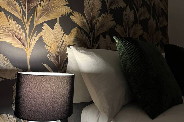 Entire apartment, Stay in this lovely home, perfect for large families & groups for a comfortable and convenient visit by Shm Stays Group. The space is bright, welcoming, and ideal for both short and longer stays. Close to local shops, transport links, and amenities. in Birmingham, Birmingham Area