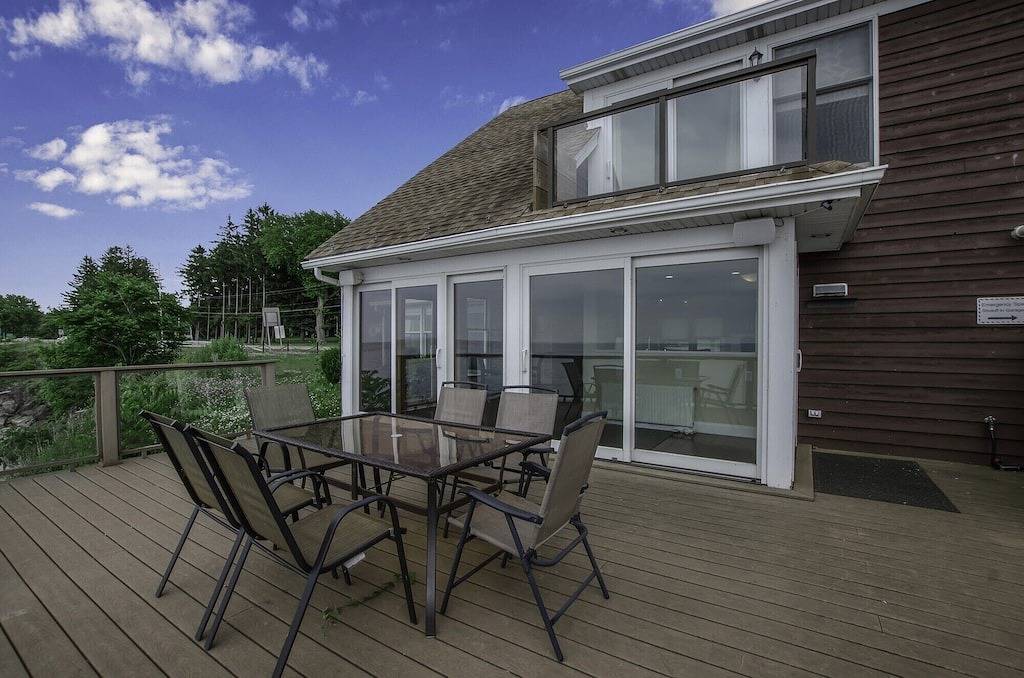 Erstaunliche Ansicht über geräumiges See-Haus. Offener Grundriss und Deck für perfekte Partys in Niagara County