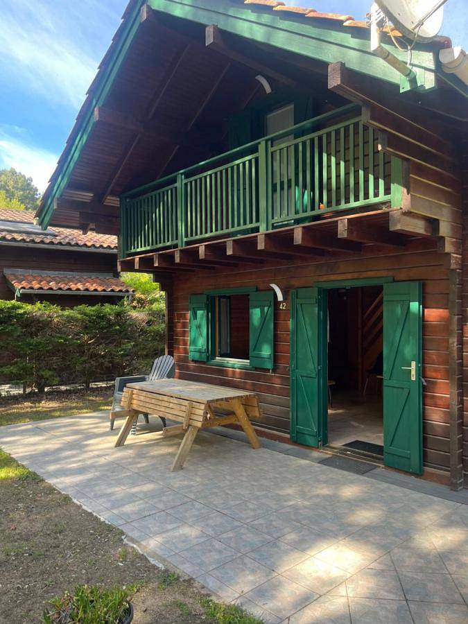Camping pour 4 personnes, avec jardin ainsi que piscine et bassin pour enfant, animaux acceptés