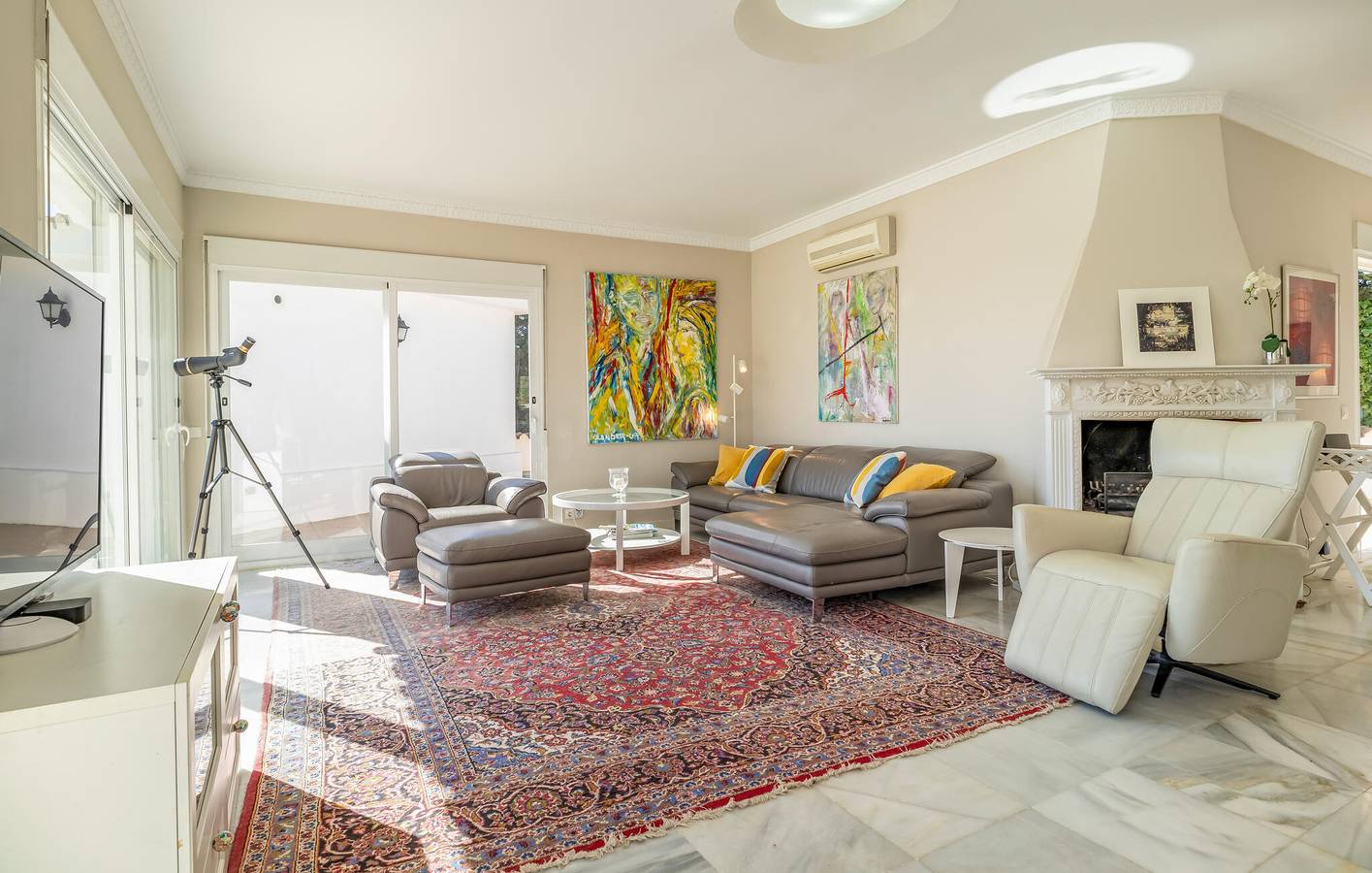 Sea View Apartment with Pool, Terrace & Parking, 1.5km from Las Lagunas in Mijas Costa, Mijas
