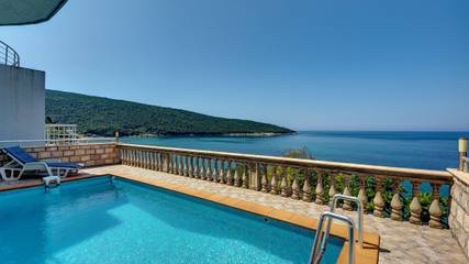 Ferienhaus für 8 Personen, mit Balkon und Garten sowie Pool in Montenegro