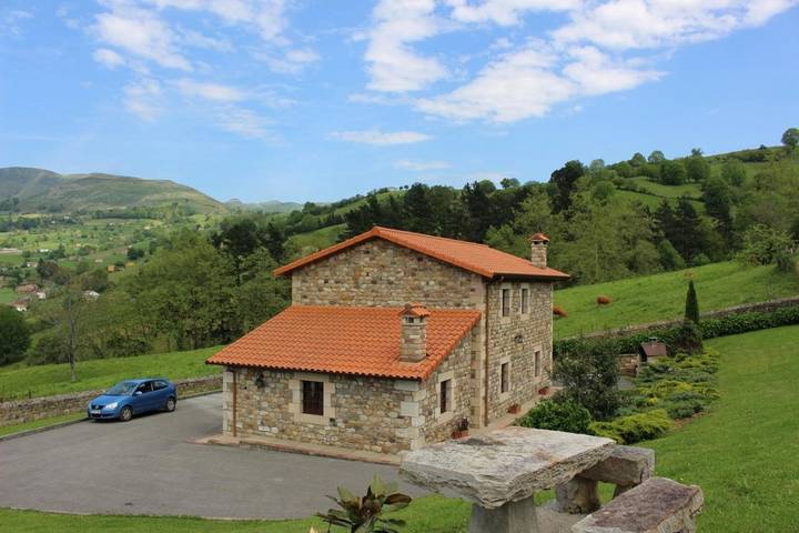 Casa rural para 10 personas, con Balcón y Jacuzzi además de Terraza y Jardín en Selaya