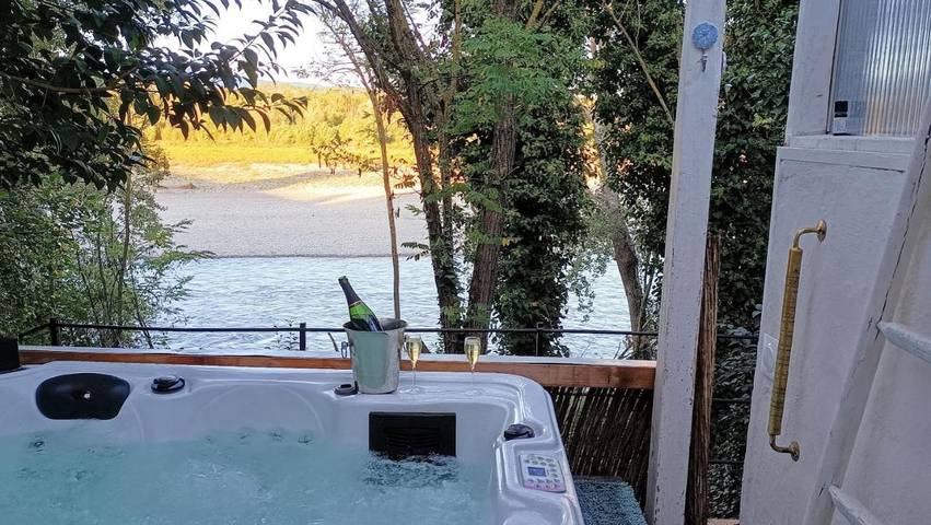 Ferienwohnung für 3 Personen, mit Balkon und Terrasse sowie Whirlpool und Garten