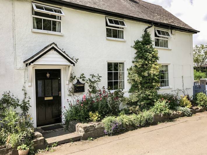 Cottage for 5 people, with garden, with pets in Clun