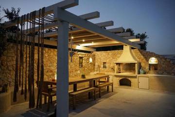 Vacation Rental for 9 Guests in Santorini, Cyclades, Picture 3