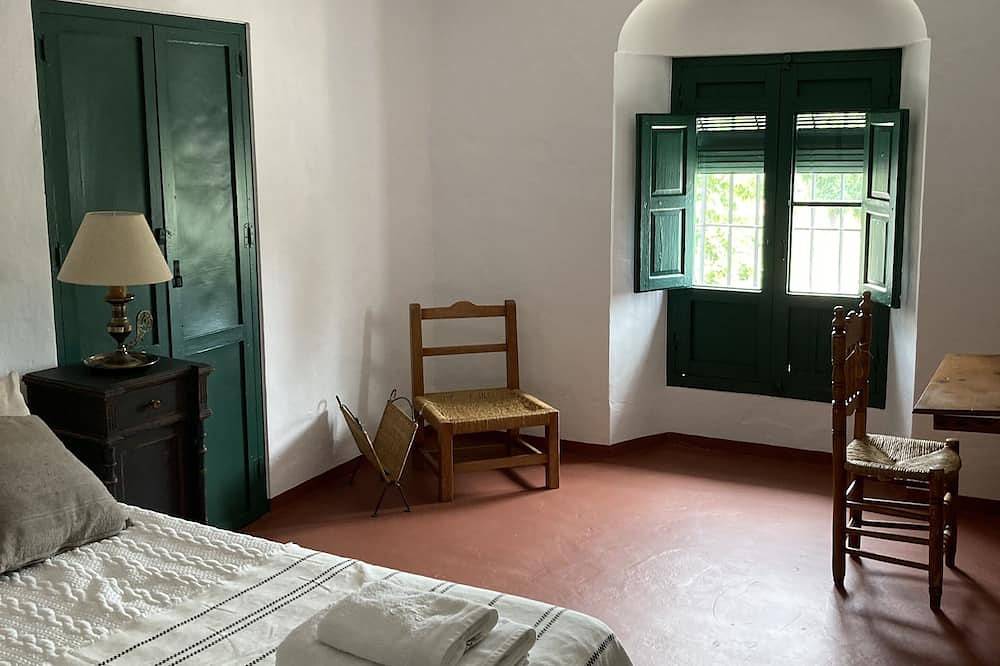 Boutique winery with private pool, Bbq and Wifi Ideal for family relaxation. in Montilla, Córdoba Province