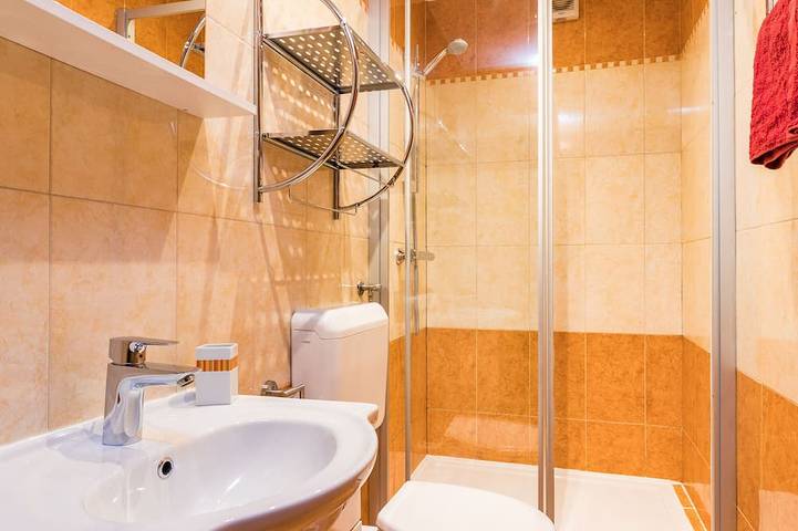 Ganze Wohnung, Wundervolle Ferienwohnung für 4 Personen mit Pool und Garten in Südküste Istrien