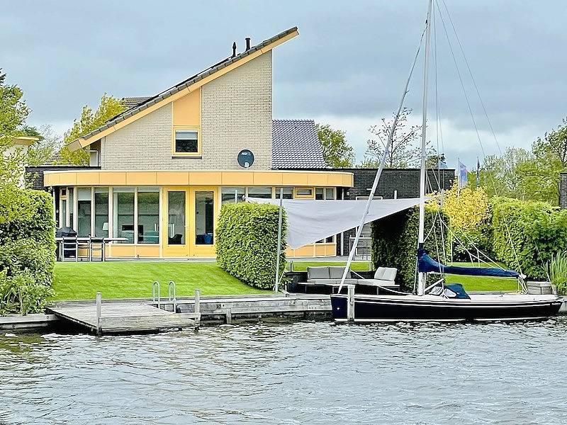 Vakantiefriesland — Ferienhaus Koudum mit privatem Anlegesteg in Ijsselmeer