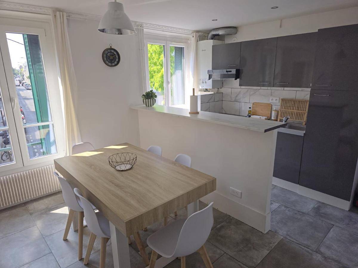 Appartement entier, Two-Bedroom Apartment in Bois-Colombes, Hauts-de-Seine