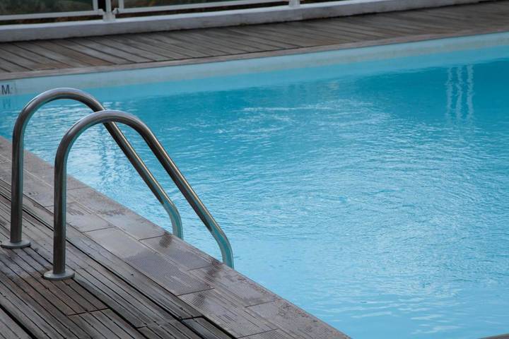 Gîte pour 2 personnes, avec piscine ainsi que terrasse et vue dans Plage Magnan