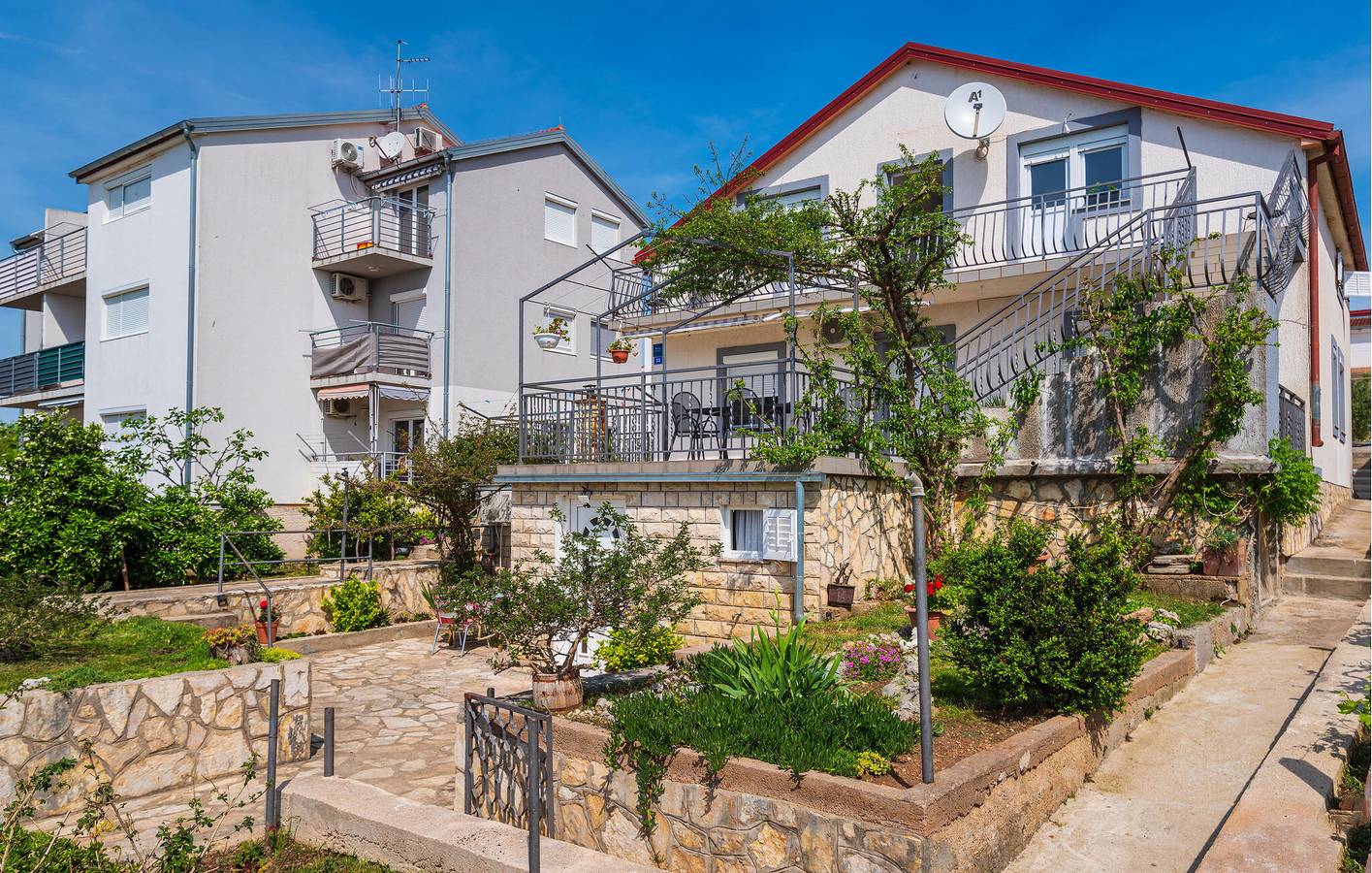 Ganze Ferienwohnung, Charmante Ferienwohnung 200 m von der Küste entfernt mit Terrasse und Küche in Novigrad in Maslenica, Zadar