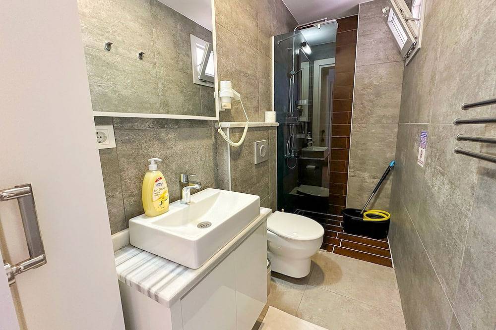 Ganze Wohnung, Lavender Poolside D3 – Stunning Seaview Apt with Private Pool & Terrace in Kusadasi, Provinz Aydın