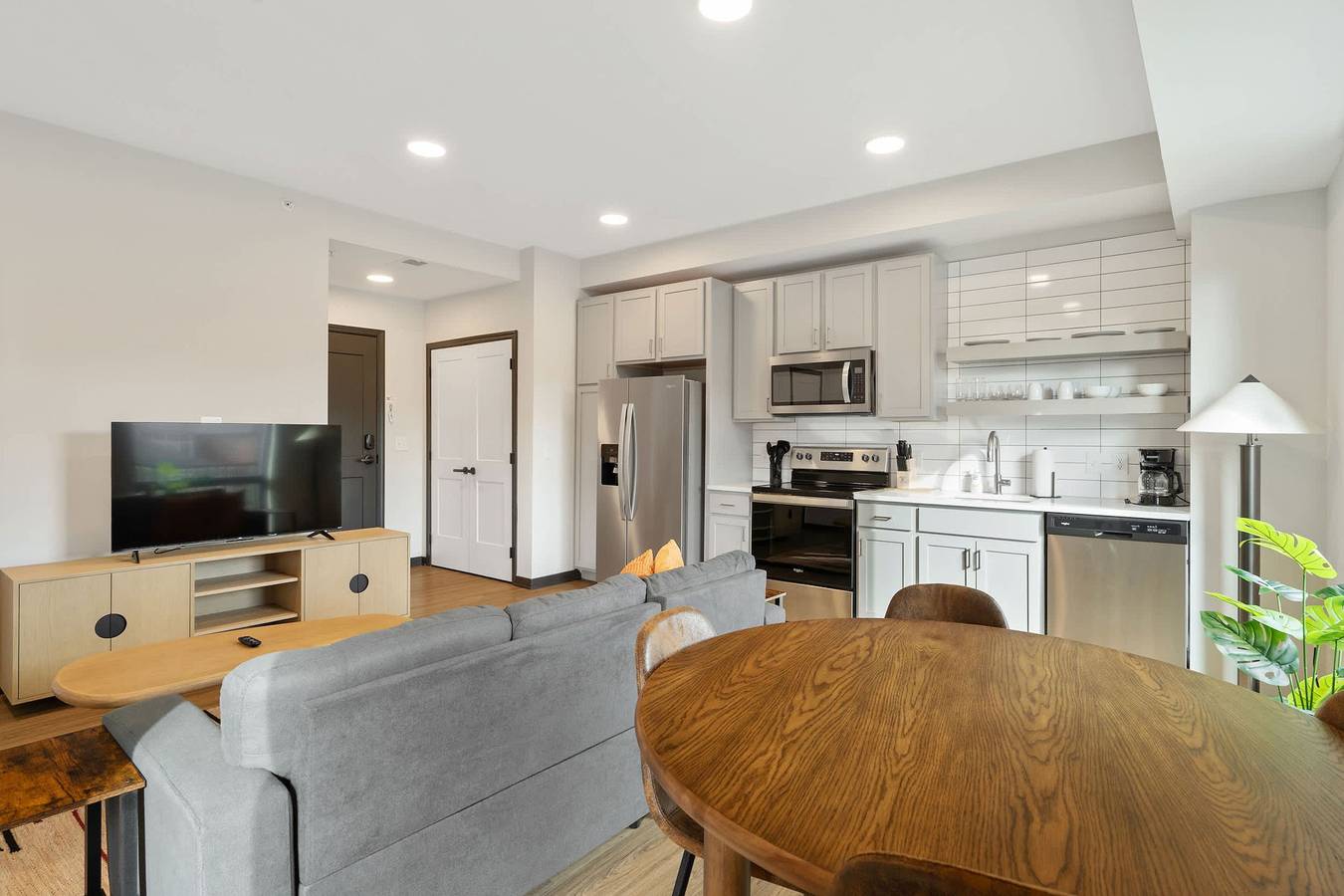 Entire apartment, Cozysuites Mass w parking lounge roof deck 32 in Indianapolis, Indiana