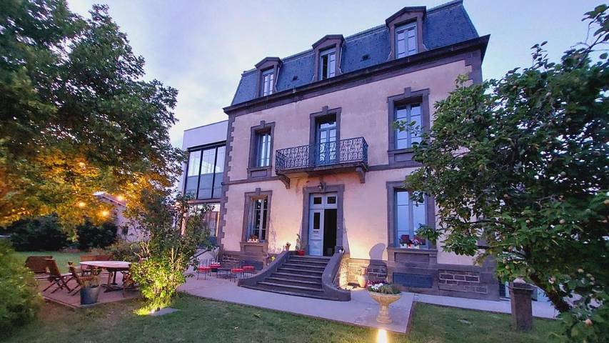 Chambre d’hôte pour 14 personnes, avec Balcon et Terrasse ainsi que Jacuzzi et Jardin à Cournon-d'Auvergne