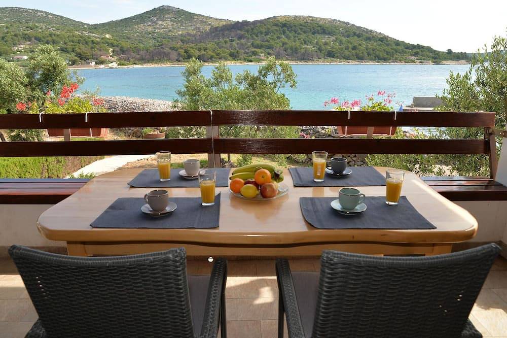 Beautiful home in Tkon with Wifi in Pasman