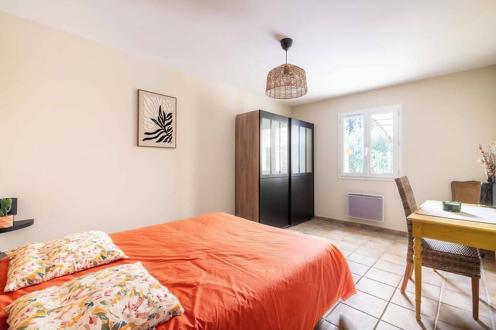 Les Brugiéres 3*, au calme et en lisière des bois. in Salavas, Ardèche