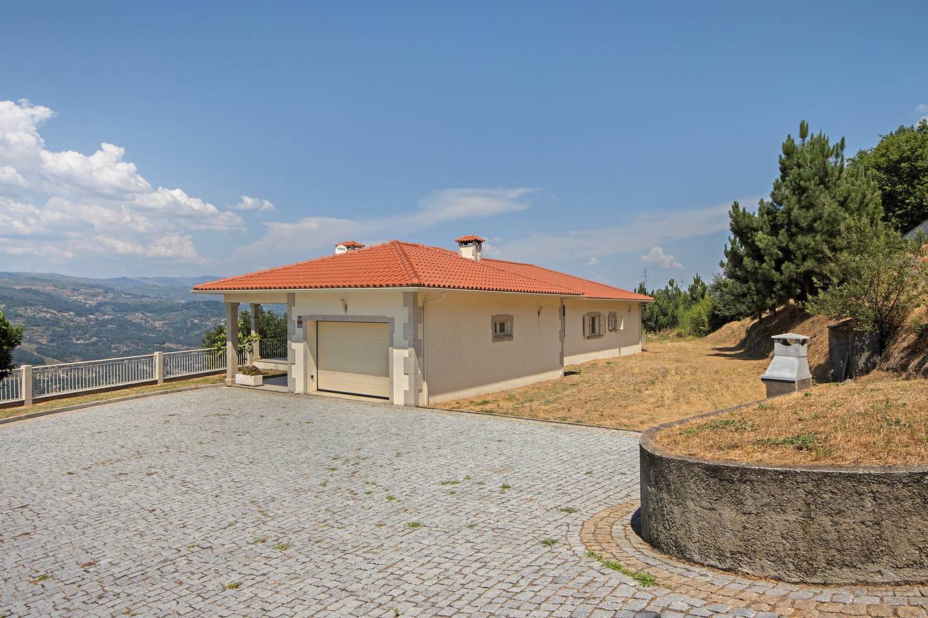 Holiday Home 'Sousa's House - Alojamento Local' with Mountain View, Private Terrace and Wi-Fi in Resende, Douro Valley