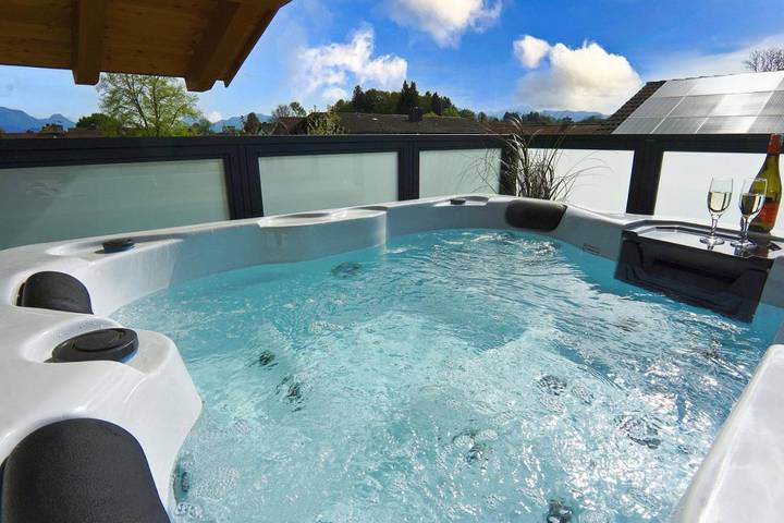 Apartament wakacyjny dla 2 osób, z basen i sauna oraz balkon i jacuzzi w Rosenheim