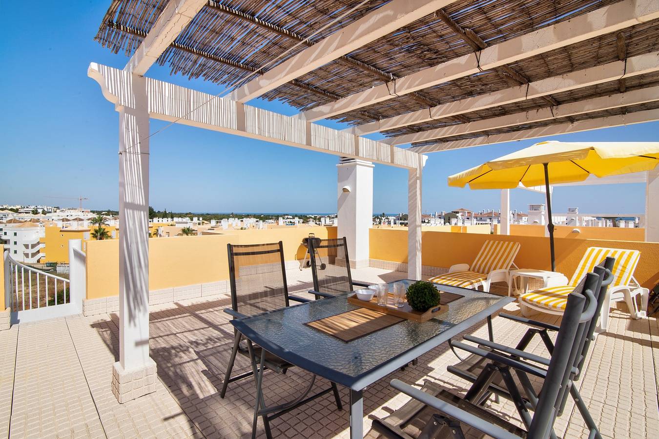 Entire apartment, Holiday Apartment "Royal Cabanas Golf 87" with Sea View, Shared Pool & Private Terrace in Cabanas de Tavira, Conceição e Cabanas de Tavira