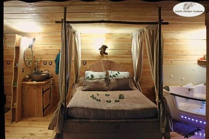 Gîte pour 2 personnes, avec jacuzzi et jardin ainsi que balcon et piscine