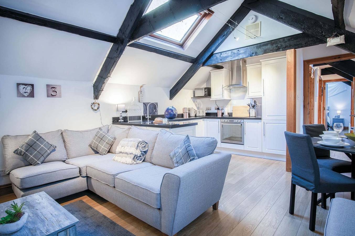 Entire apartment, Cosy At The Mews - 2 Bedroom Apartment - Tenby in Tenby, Pembrokeshire