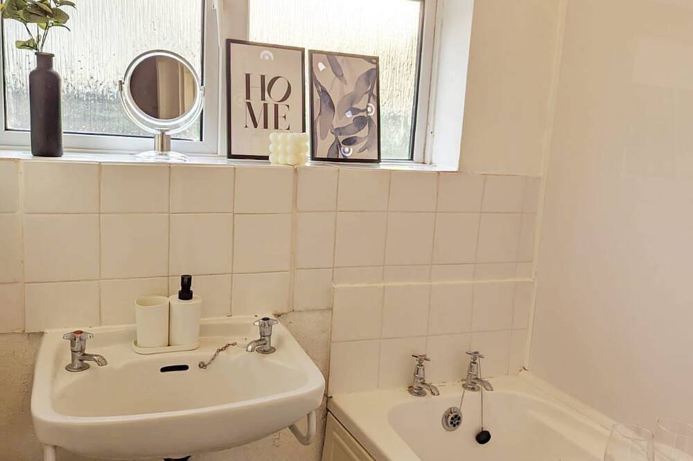 Entire apartment, 3 bed flat | Sleeps 5 | 1 bath | Parking | Wifi in Colchester, Essex